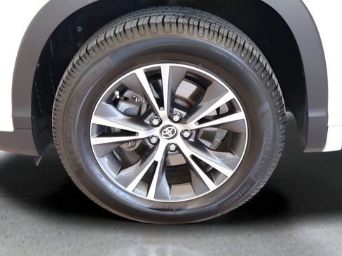 Used 2018 Toyota Highlander LE FWD image 29
