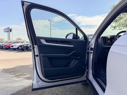 Used 2024 Porsche Cayenne w/ Premium Package image 15