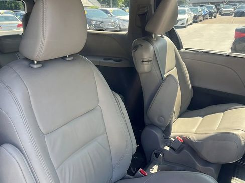 Used 2018 Toyota Sienna LE w/ Carpet Mat Package image 15