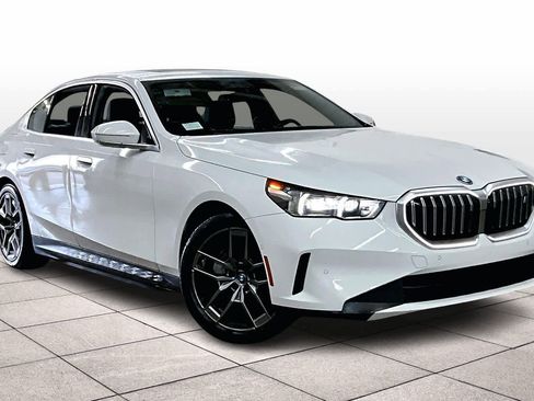 Used 2025 BMW i5 eDrive40i w/ Premium Package image 2