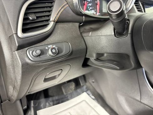 Used 2019 Chevrolet Trax LT w/ LT Convenience Package FWD image 19