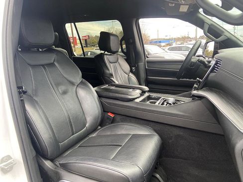 Used 2024 Jeep Wagoneer L Series III w/ Flexible Seating Group image 17