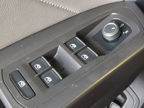 Used 2022 Volkswagen Atlas Cross Sport SE w/ Panoramic Sunroof Package image 27