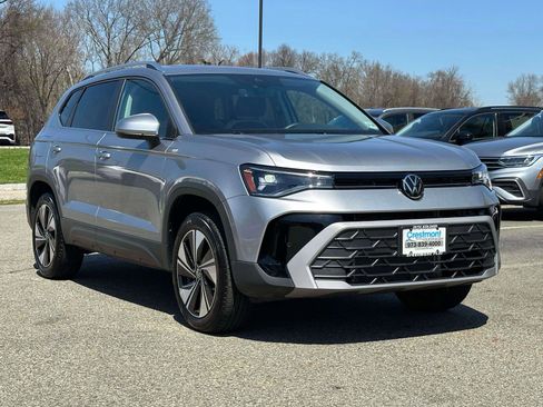 Used 2025 Volkswagen Taos SE w/ Panoramic Sunroof Package AWD/4WD image 2