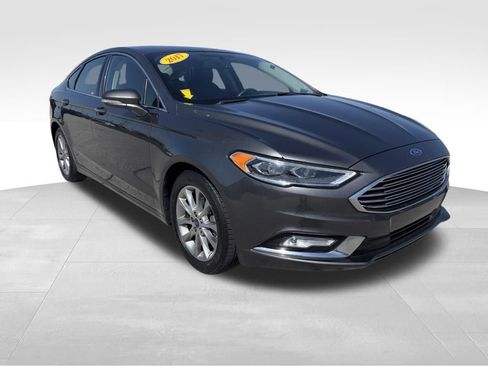 Used 2017 Ford Fusion SE w/ Fusion SE Technology Package FWD image 3