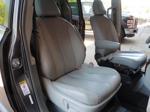 Used 2014 Toyota Sienna XLE FWD image 26