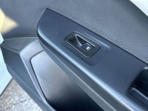 Certified 2025 Volkswagen Taos SE image 33