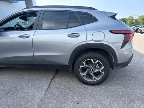 Used 2025 Chevrolet Trax LT FWD image 8