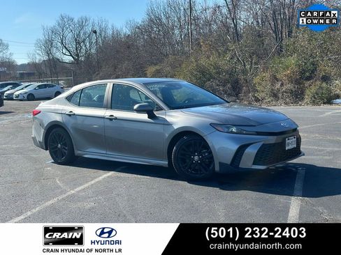 Used 2025 Toyota Camry SE image 1