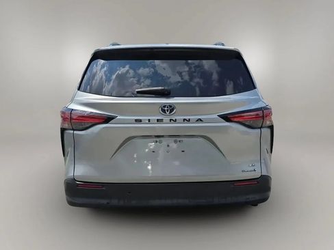 Used 2021 Toyota Sienna LE w/ LE Plus Package FWD image 8