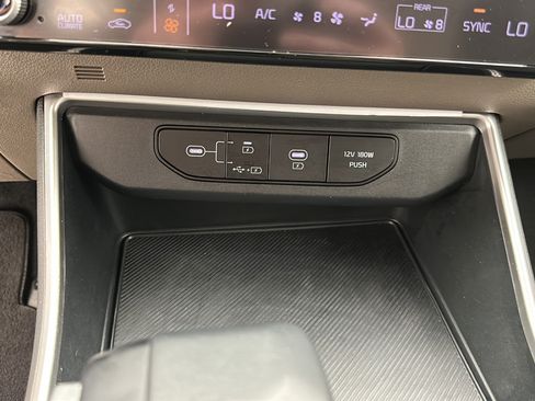 Used 2025 Kia Carnival FWD image 18