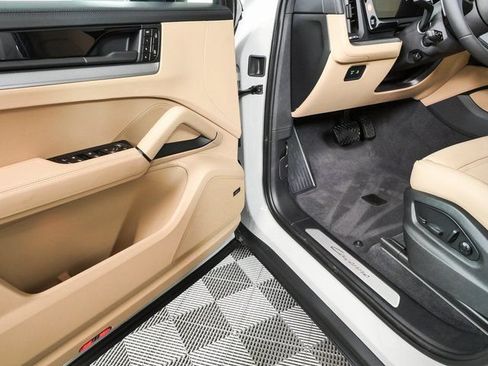 New 2026 Porsche Cayenne Coupe AWD/4WD image 8