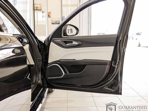 Used 2018 Alfa Romeo Giulia AWD image 40