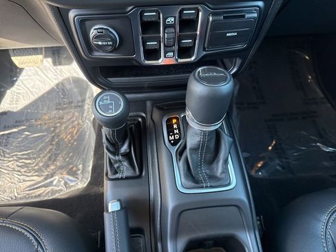 Certified 2025 Jeep Gladiator Sport image 14