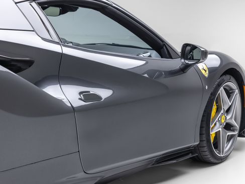 Certified 2022 Ferrari F8 Tributo RWD image 33