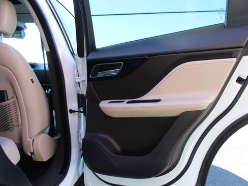 Used 2018 Jaguar F-PACE Prestige image 17