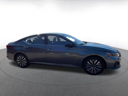 Used 2025 Nissan Altima 2.5 SV image 16