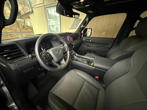 Used 2025 Lexus GX 550 w/ Accessory Package (2T) AWD/4WD image 11