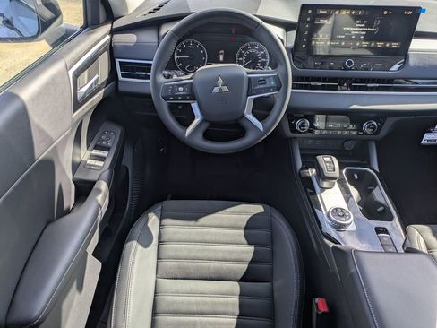 New 2025 Mitsubishi Outlander AWD image 18