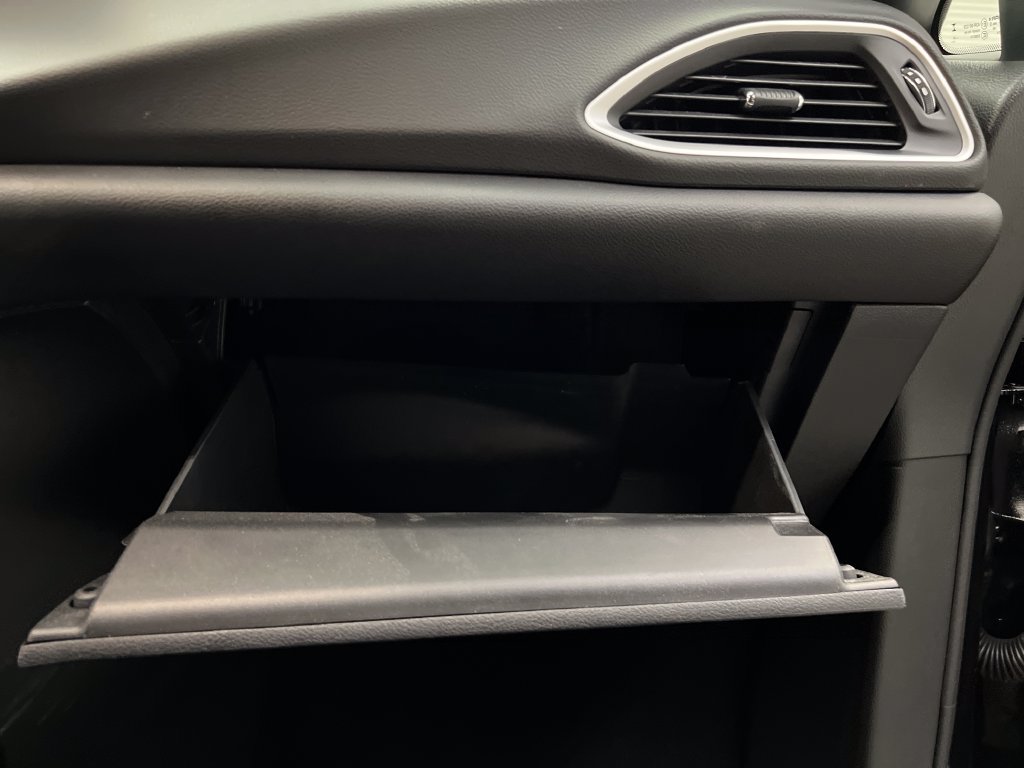 Used 2027 Chrysler Pacifica Select FWD image 41