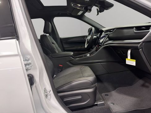 New 2025 Jeep Grand Cherokee Altitude image 16