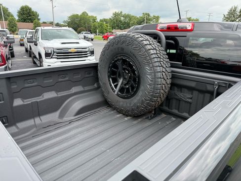 Used 2024 GMC Canyon AT4X w/ AT4X AEV Edition AWD/4WD image 7