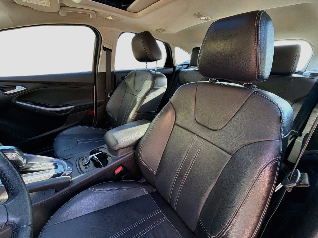 Used 2014 Ford Focus Titanium w/ Luxury Package FWD image 23