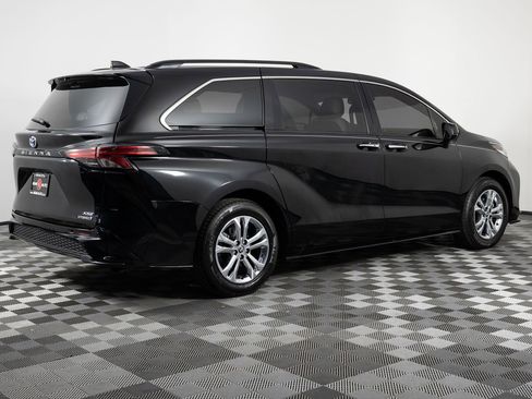 Used 2022 Toyota Sienna XSE w/ XSE Plus Package image 8