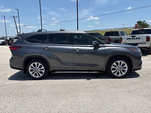 Used 2022 Toyota Highlander Limited FWD image 7