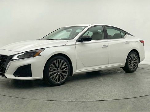 Used 2025 Nissan Altima 2.5 SV image 3