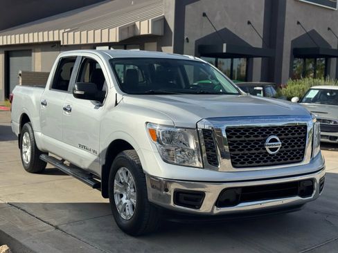 Used 2018 Nissan Titan SV w/ SV Convenience Package image 4