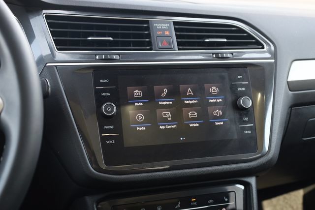 Used 2023 Volkswagen Tiguan SE w/ Panoramic Sunroof Package FWD image 17