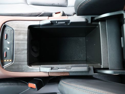 Certified 2024 Toyota Venza XLE image 27