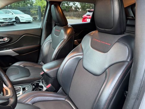 Used 2018 Jeep Cherokee Trailhawk image 14