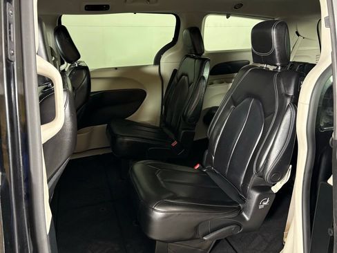 Used 2023 Chrysler Pacifica Touring-L FWD image 36