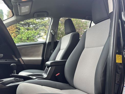 Used 2014 Toyota RAV4 LE AWD/4WD image 2