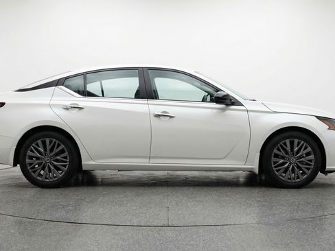 Used 2025 Nissan Altima 2.5 SV image 11