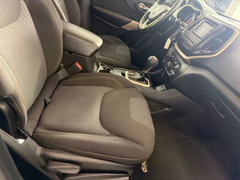 Used 2017 Jeep Cherokee Latitude FWD image 23