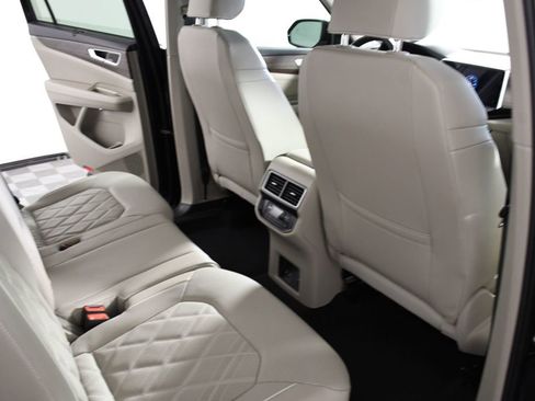 Used 2025 Volkswagen Atlas SEL Premium R-Line image 22