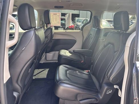 Used 2024 Chrysler Pacifica Touring-L FWD image 14