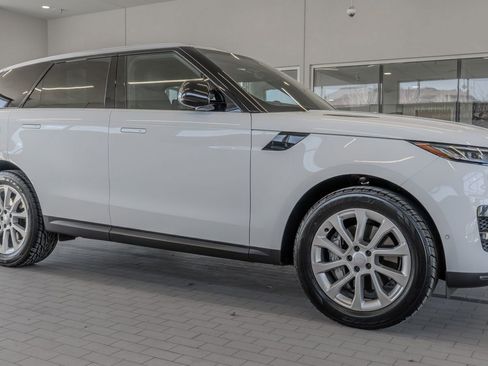 Used 2025 Land Rover Range Rover Sport SE AWD/4WD image 12