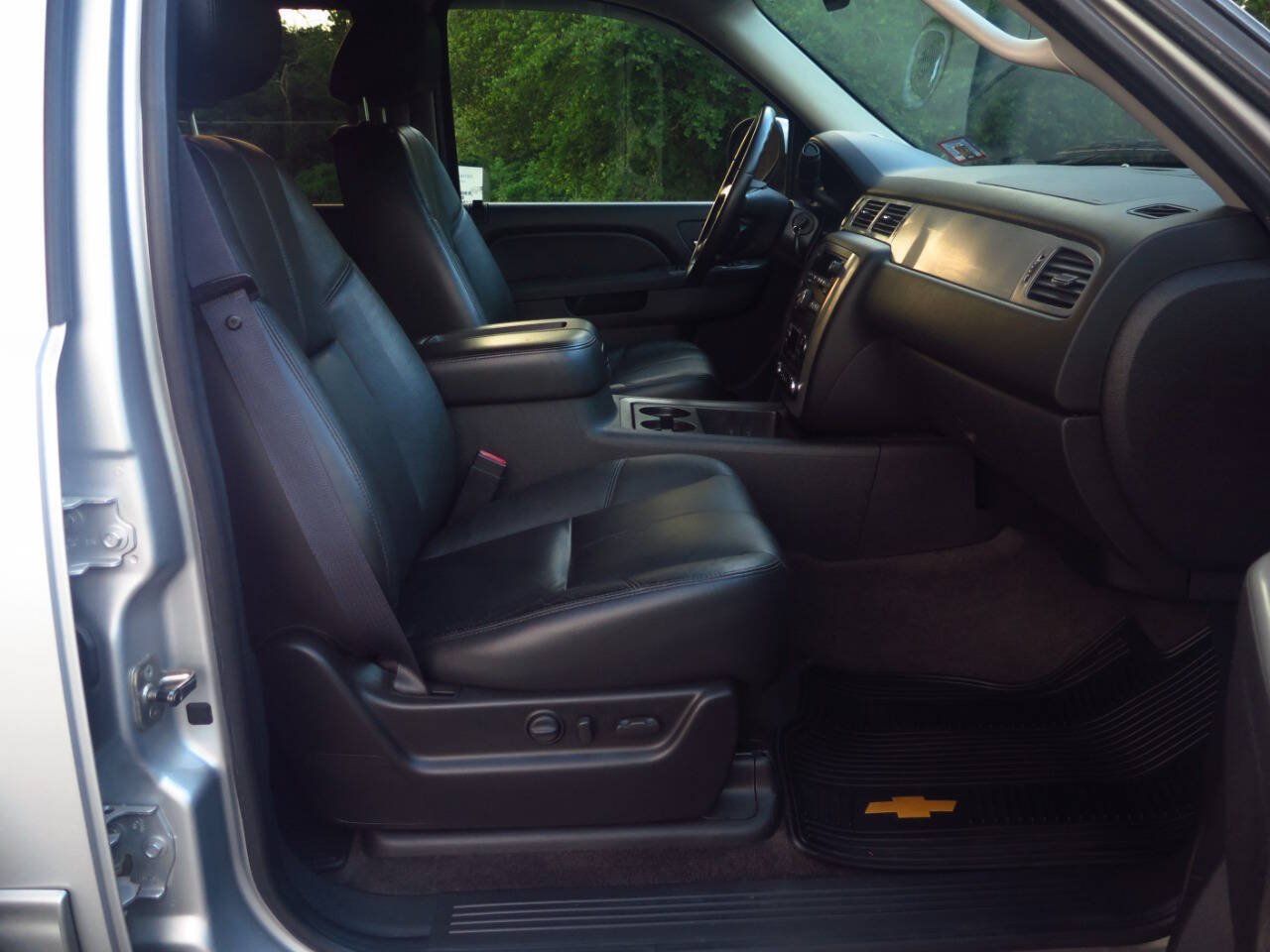 Used 2011 Chevrolet Avalanche LT w/ Luxury Package AWD/4WD image 16