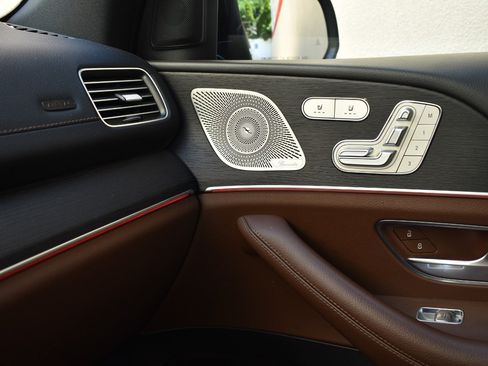 Used 2025 Mercedes-Benz GLS 450 4MATIC w/ AMG Line Exterior image 37