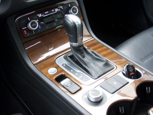 Used 2016 Volkswagen Touareg TDI image 35