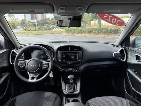 Used 2025 Kia Soul LX w/ LX Technology Package FWD image 21