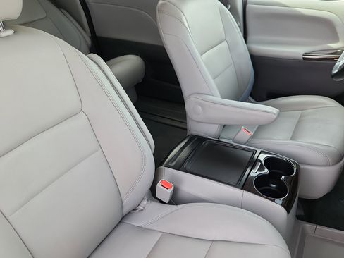 Used 2020 Toyota Sienna XLE w/ XLE Navigation Package image 13