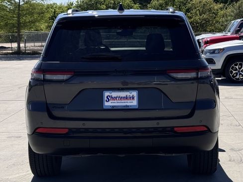 Used 2024 Jeep Grand Cherokee Altitude image 5