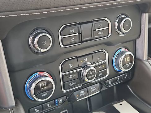 Used 2023 GMC Yukon SLT w/ SLT Premium Package AWD/4WD image 28