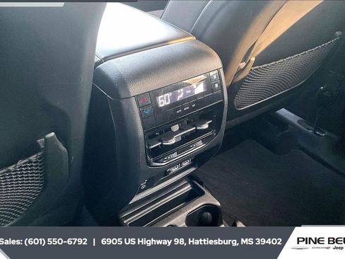 Used 2021 Jeep Grand Cherokee L Laredo image 24