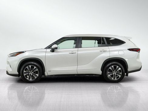 Used 2025 Toyota Highlander XLE AWD/4WD image 2